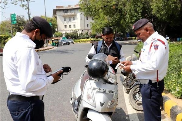 लखनऊ में यातायात नियमों की अनदेखी करने वाले 300 लोगों का चालान