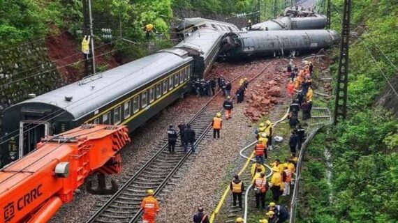 चीन में ट्रेन से टकराकर नौ रेलकर्मियों की मौत