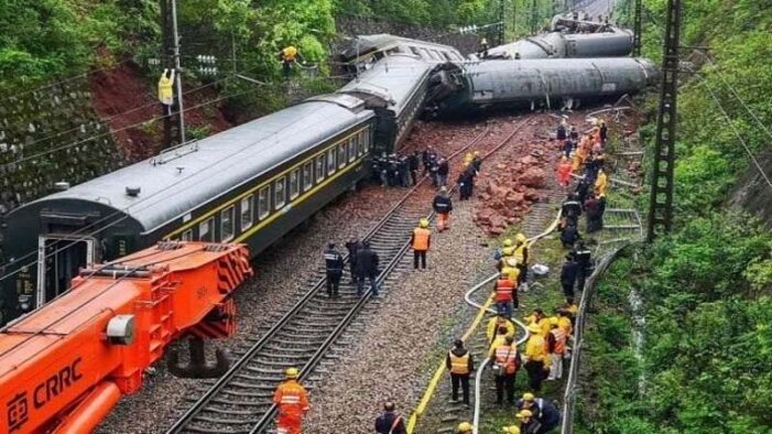 चीन में ट्रेन से टकराकर नौ रेलकर्मियों की मौत