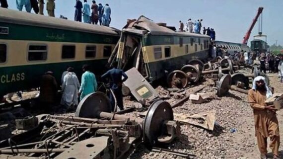 पाकिस्तान में ट्रेन दुर्घटना में मरने वालों की संख्या 62 हुई 100 से अधिक घायल
