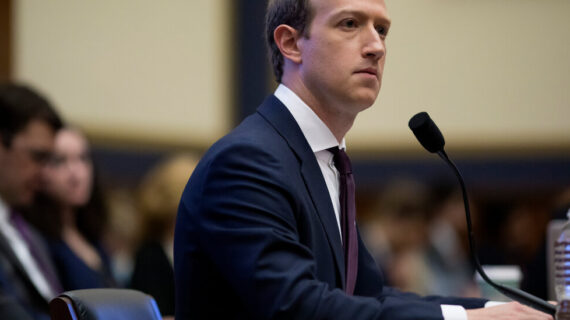 फेसबुक की राजनेताओं के अकाउंट पर लागू विशेष नियमों को समाप्त करने की योजना