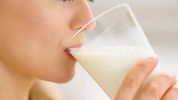 कच्चा दूध पीने के फायदे कम, नुकसान है ज्यादा