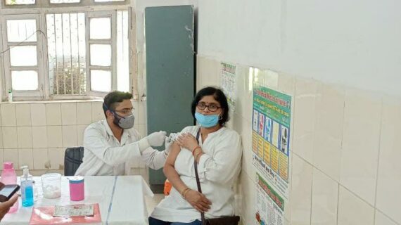 स्वास्थ्य केंद्र उत्तर मध्य रेलवे सूबेदारगंज में चलाया गया वैक्सीनेशन अभियान