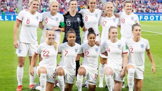 नस्लवाद के प्रति विरोध दर्ज करायेगी इंग्लैंड की महिला फुटबॉल टीम