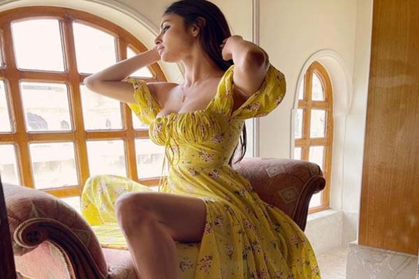 ‘नागिन’ फेम अभिनेत्री मौनी राय ने कराया बोल्ड फोटोशूट, पीली ड्रेस में दिखाए अदाओं के जलवे