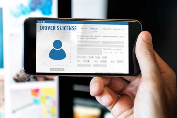 ड्राइविंग लाइसेंस को अब रख सकते हैं अपने स्मार्टफोन में