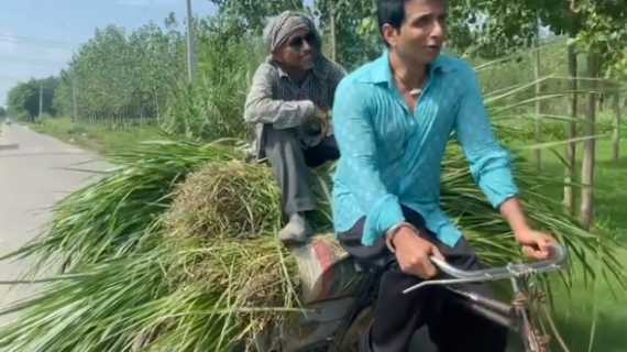 रिक्शा चलाते हुए सोनू सूद का मजेदार वीडियो वायरल