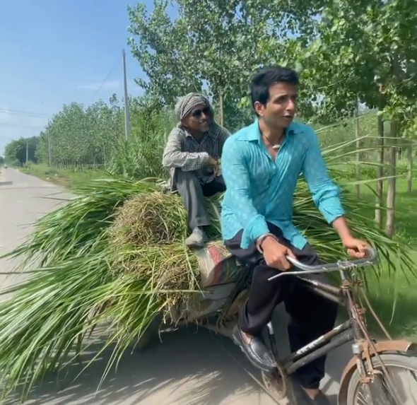 रिक्शा चलाते हुए सोनू सूद का मजेदार वीडियो वायरल