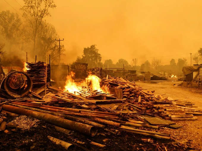 तुर्की के जंगलों में आग लगने के बाद सैलानियों को सुरक्षित स्थानों पर पहुंचाया, आग बुझाने के प्रयास जारी