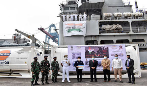 इंडोनेशिया में मेडिकल ऑक्सीजन लेकर पहुंचा नौसेना का ऐरावत