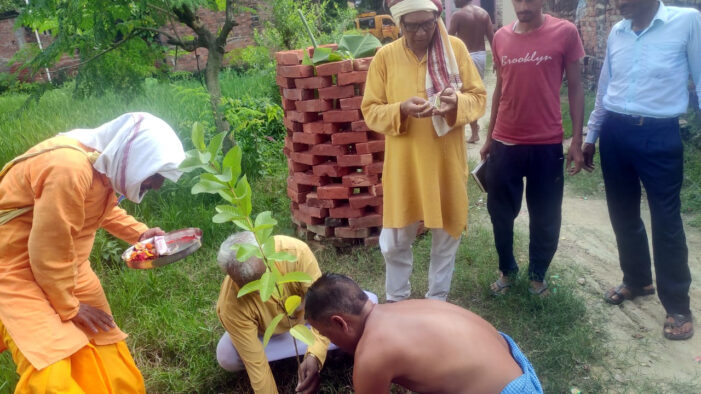 गायत्री शक्तिपीठ ने किया पौधरोपण