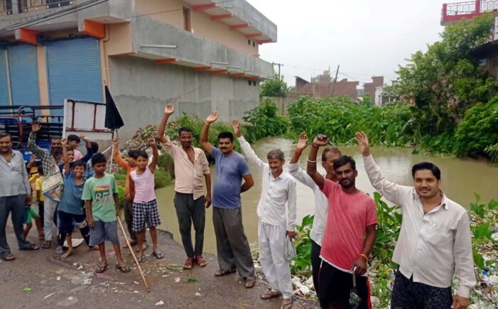 क्षतिग्रस्त पुलिया की मरम्मत को लेकर प्रदर्शन