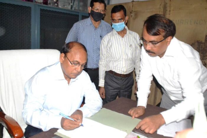 जिलाधिकारी ने ग्रहण किया कार्यभार