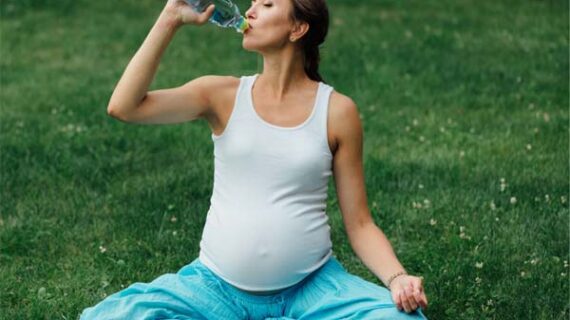 गर्भावस्था के दौरान प्लास्टिक बोतल से पानी न पीयें