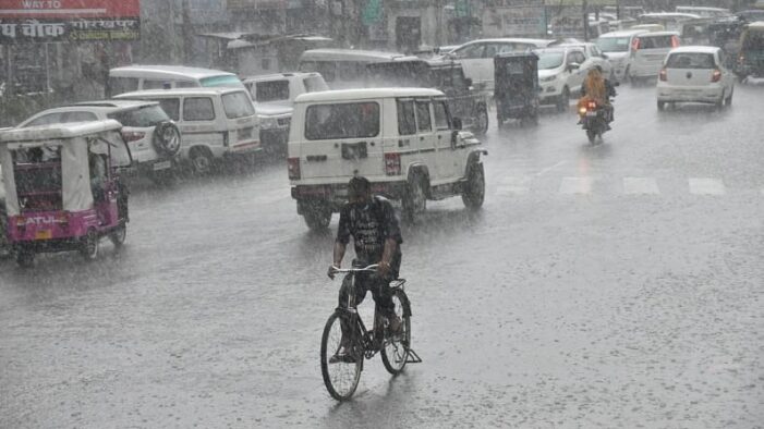 पश्चिमी और पूर्वी उत्तर प्रदेश के लिए मौसम विभाग ने जारी किया रेड अलर्ट