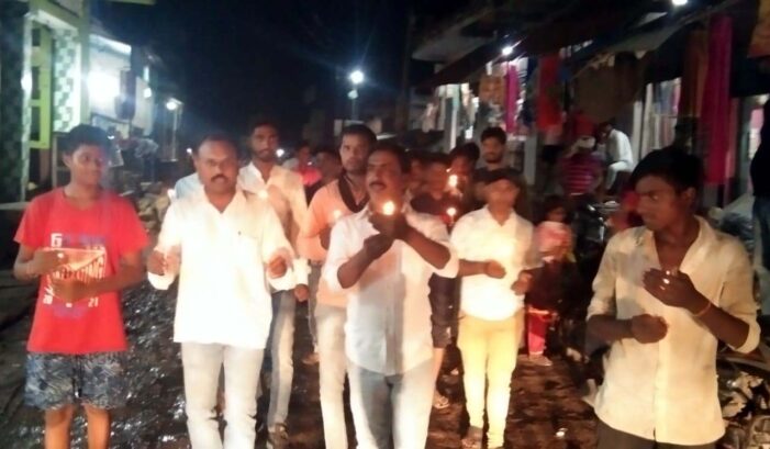 कैंडल मार्च निकाल कर किसानों को दी श्रद्धांजलि