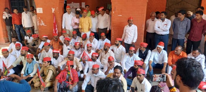 किसानों की मौत पर सपा ने दिखाई ताकत