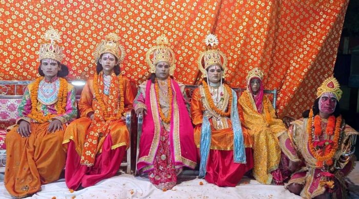 दर्जन भर चैकियों ने दर्शकों का मन मोहा