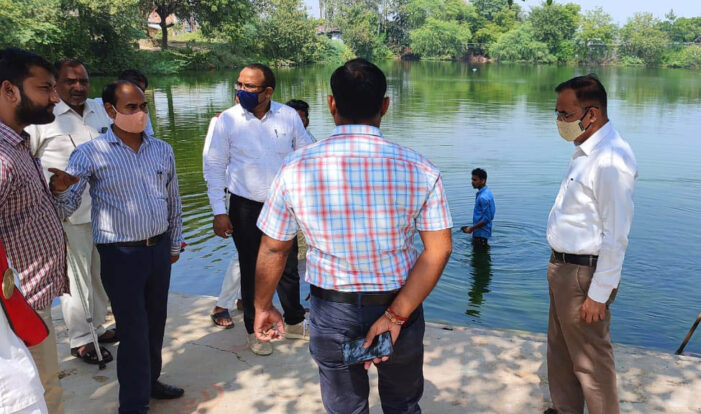 डीएम ने विसर्जन स्थलों का लिया जायजा