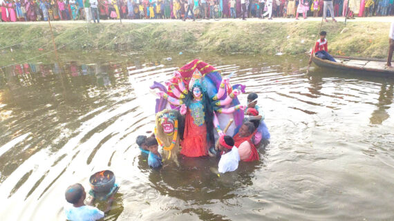 विसर्जन: रोम रोम रो रहा है मेरा, मुझे न माता भुलाना….