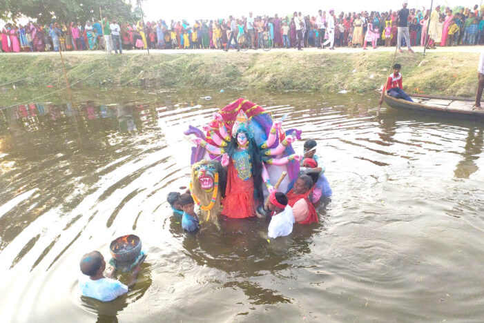 विसर्जन: रोम रोम रो रहा है मेरा, मुझे न माता भुलाना….