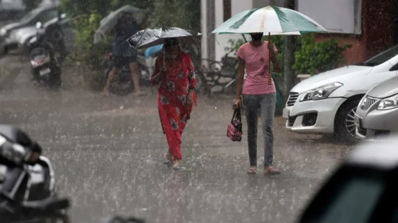 दिल्ली में हल्की बारिश, वायु की गुणवत्ता खराब