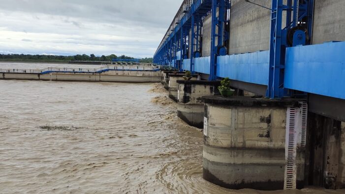 चैधरी चरण सिंह घाघरा बैराज पर बढ़ा जलस्तर, सीमावर्ती इला में भरा पानी