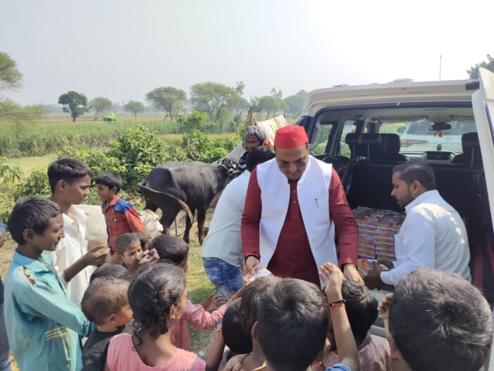 सपा नेता ने बाढ़ पीड़ितों को बांटी राहत सामग्री