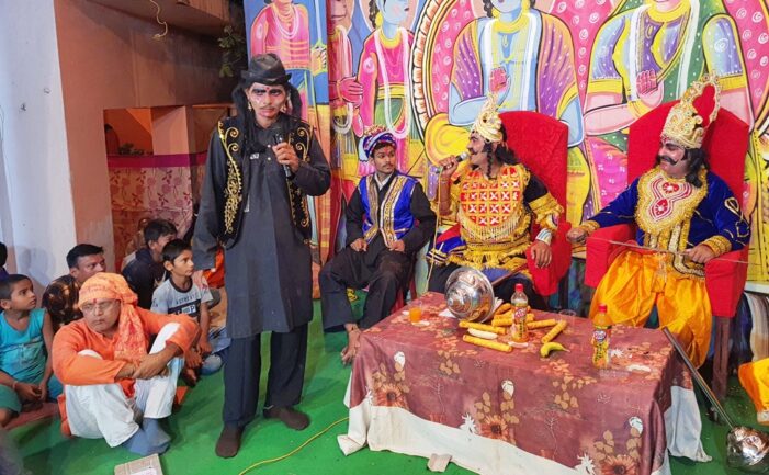 रामलीला में ताड़का वध की लीला का मंचन देख दर्श मंत्रमुग्ध