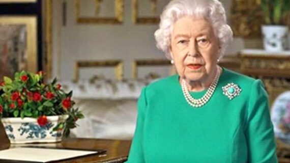 ब्रिटेन की महारानी एलिजाबेथ द्वितीय की अस्पताल में बीती रात, स्वास्थ्य जांचों के बाद बकिंघम पैलेस लौटीं