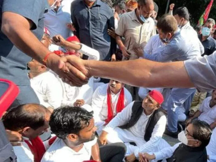 सपा प्रमुख अखिलेश बीच सड़क धरने पर बैठे, सपा कार्यकर्ताओं का जोरदार हंगामा