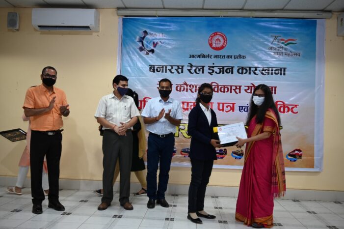 सफल प्रशिक्षुओं को स्व रोजगार टूलकिट एवं प्रमाण पत्र का वितरण करने के लिए समारोह का आयोजित