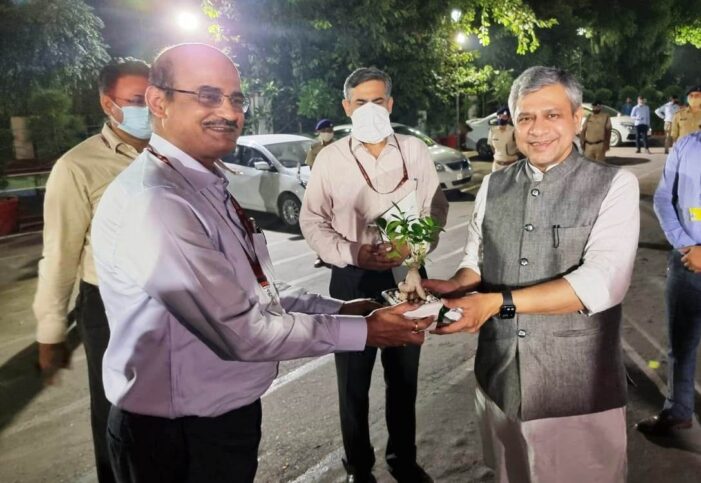 रेलमंत्री ने वातानुकूलित 3 टीयर इकोनॉमी कोच देखने के लिए नई दिल्‍ली रेलवे स्‍टेशन का दौरा किया
