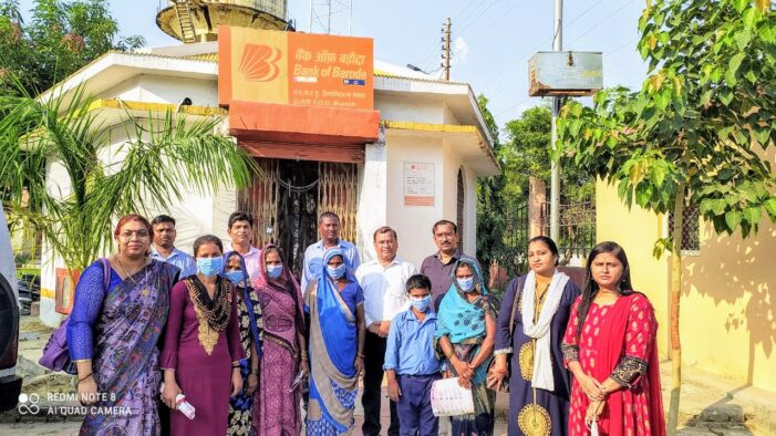 मुविवि ने ग्रामीण महिलाओं को कराया बैंक,डाकघर और थाने का भ्रमण