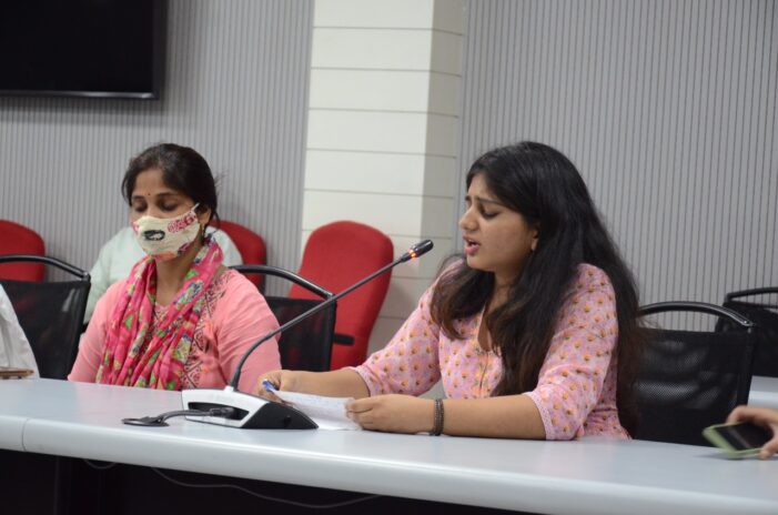 भारतेन्दु सभागार में  रेलवे कर्मचारियों का कवि सम्मेलन आयोजित किया गया