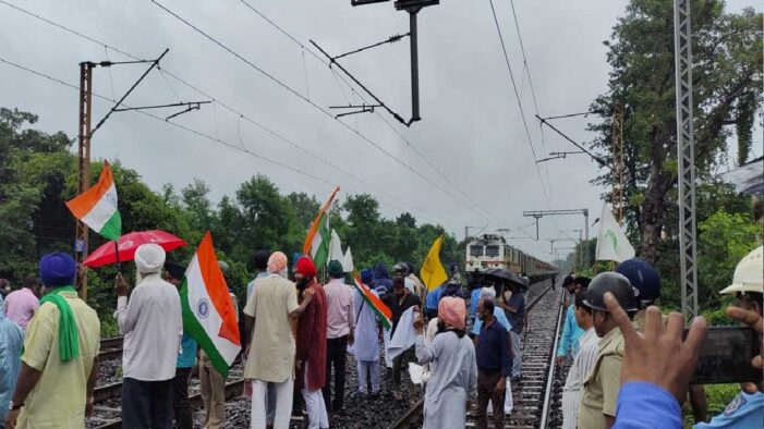 संयुक्त किसान मोर्चा का ‘रेल रोको’ आंदोलन: पंजाब में 30 जगहों पर सेवाएं प्रभावित