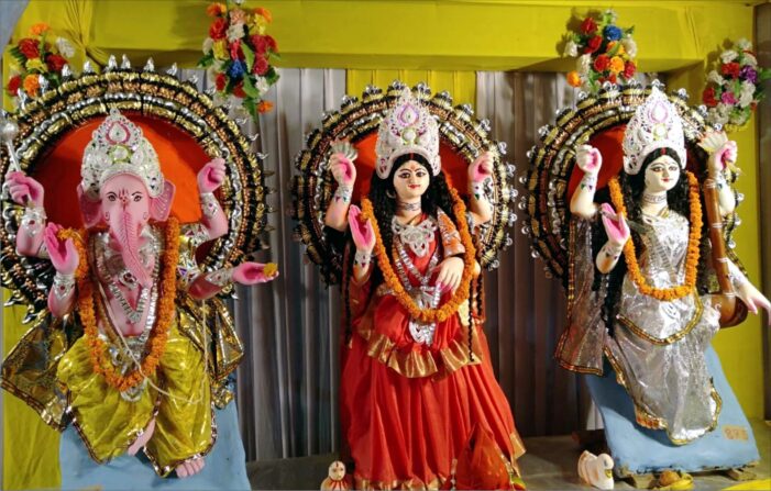 पण्डाल में मूर्तिया लगाकर आरती-पूजन शुरू