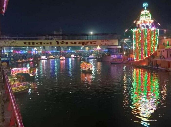 लाखों श्रद्धालुओं ने मंदाकिनी में दीपदान कर लगाई परिक्रमा