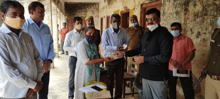 डीएम ने मतदान केन्द्रों का निरीक्षण कर पुनरीक्षण कार्य का लिया जायजा