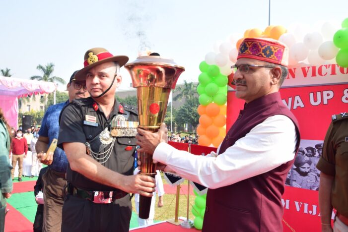 उत्तर मध्य रेलवे मुख्यालय में हुआ स्वर्णिम विजय मशाल का भव्य स्वागत