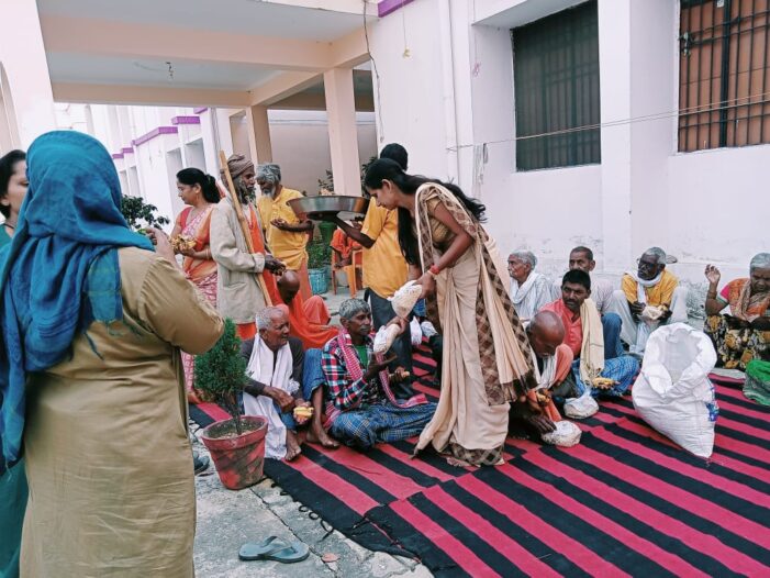वृद्ध आश्रम में महिला उत्थान की तरफ से वितरित किया गया फल और मिठाई