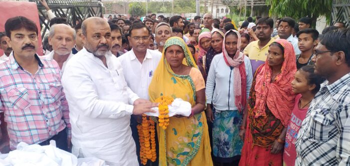अध्यक्ष प्रतिनिधि ने सफाई कर्मियों को किया सम्मानित