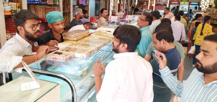 दीपावली पर्व पर रोशनी से नहाया जनपद का कोना-कोना