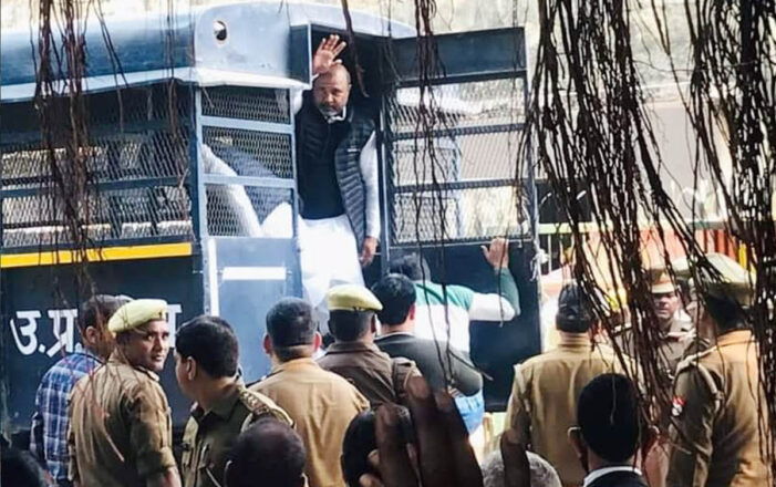 पुलिस को चकमा देकर हाजी रज़ा समेत तीन ने अदालत में किया सरेंडर