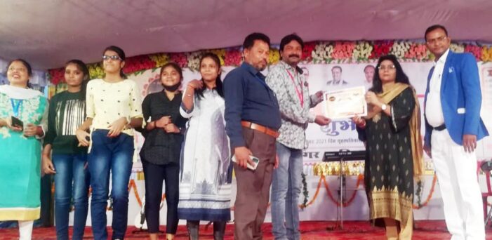 दीपावली मेले के समापन पर प्रतिभागी छात्रों का किया उत्साहवर्धन