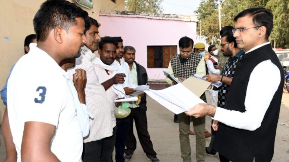 मण्डलायुक्त ने जसरा स्थित नवीन सब्जी मण्डी में बनाये गये धान क्रय केन्द्र का किया निरीक्षण