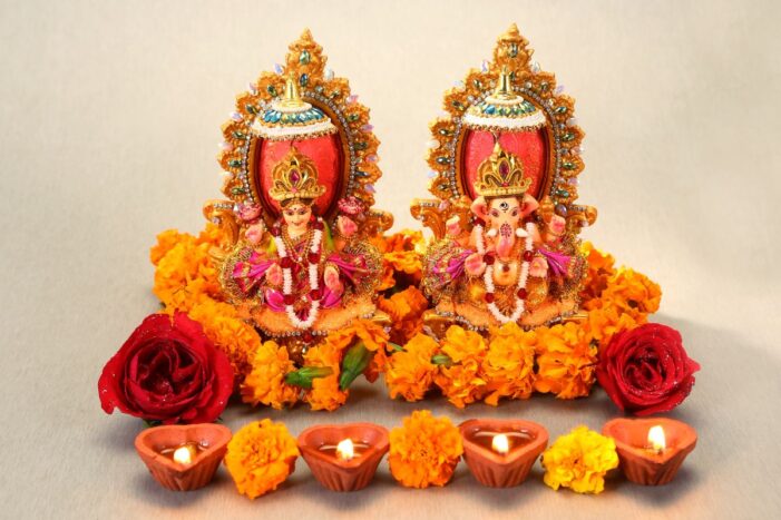 दीपों की आभा से जमगाई धरा, खुशियों से झूमा आसमान