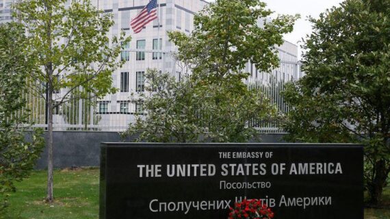 ब्रिटेन ने यूक्रेन में अपने दूतावास के कुछ कर्मचारियों को बुलाया वापस