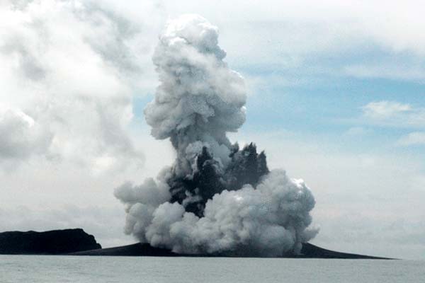 टोंगा में ज्वालामुखी विस्फोट के बाद अमेरिका में सुनामी की चेतावनी, जापान से टकराईं ऊंची-ऊंची लहरें