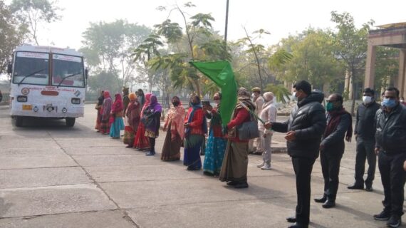 मतदाता एक्सप्रेस को जिलाधिकारी ने हरी झंडी दिखाकर किया रवाना